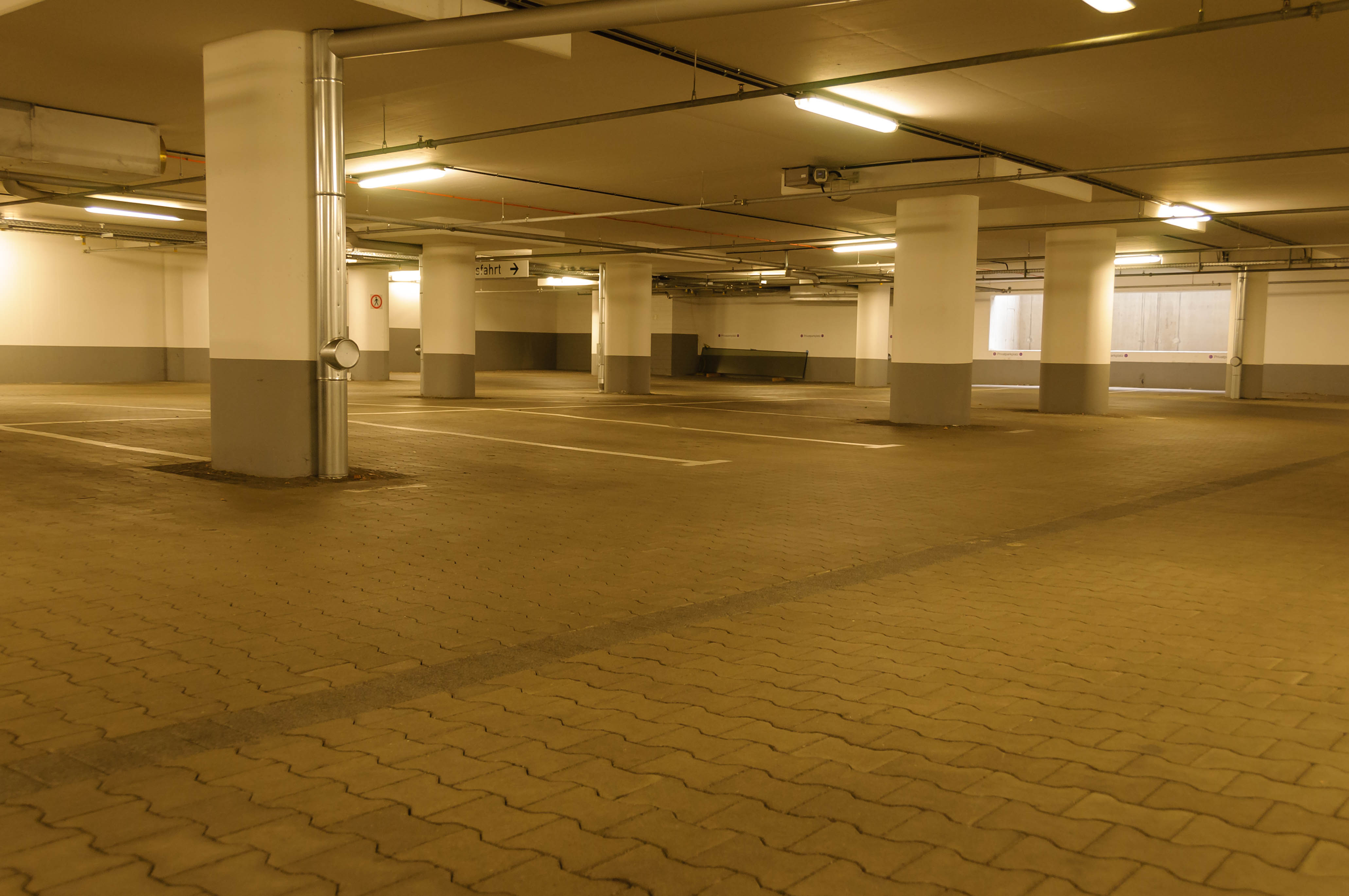 Leere Tiefgarage