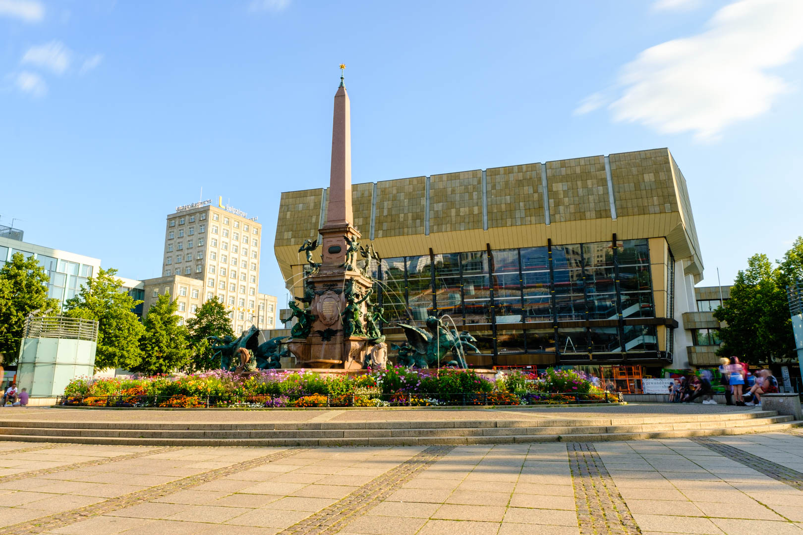 Leipzig, Augustusplatz mit Mendebrunnen und Gewandhaus