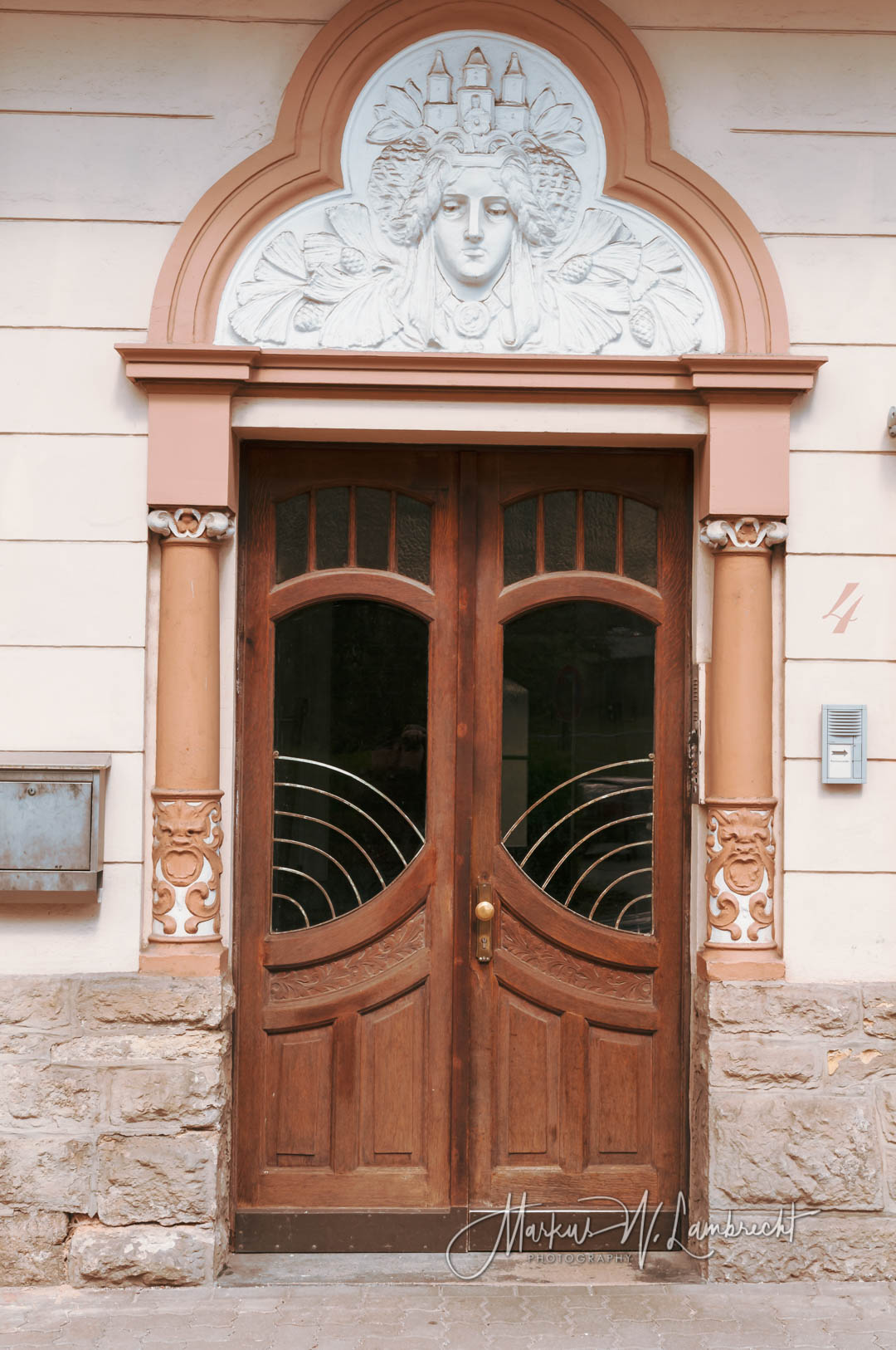 Entrée - Der Eingang